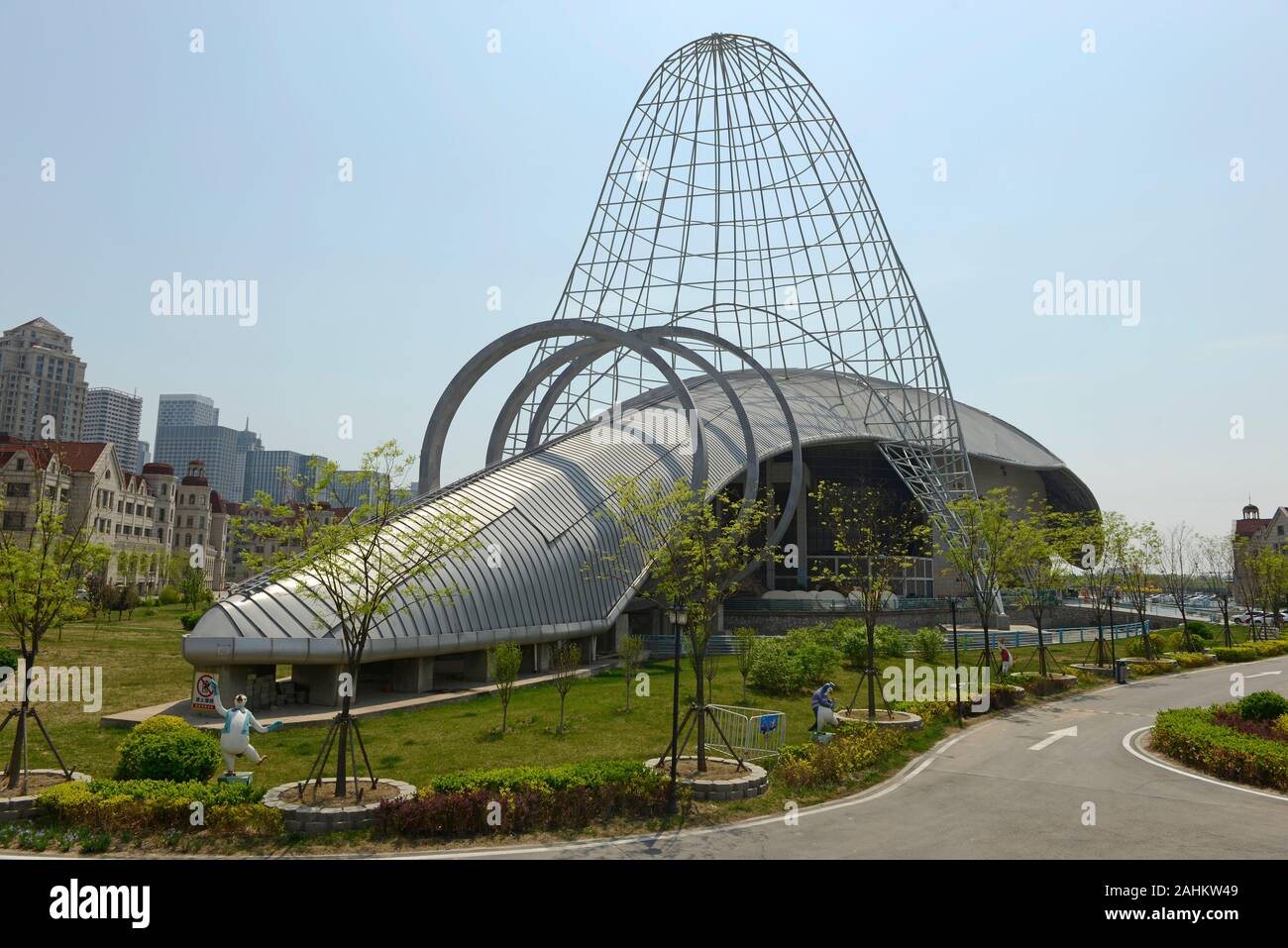 La forma inusuale polare Haicheng Ocean World attrazione turistica in Binhai distretto, città di Tianjin, Cina, assomiglia a un crostaceo Foto Stock