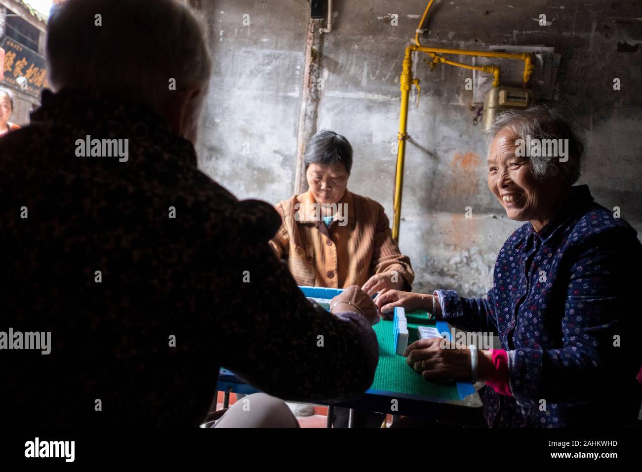 Donne gioca mahjong nel Pingle antica città, Cina Foto Stock