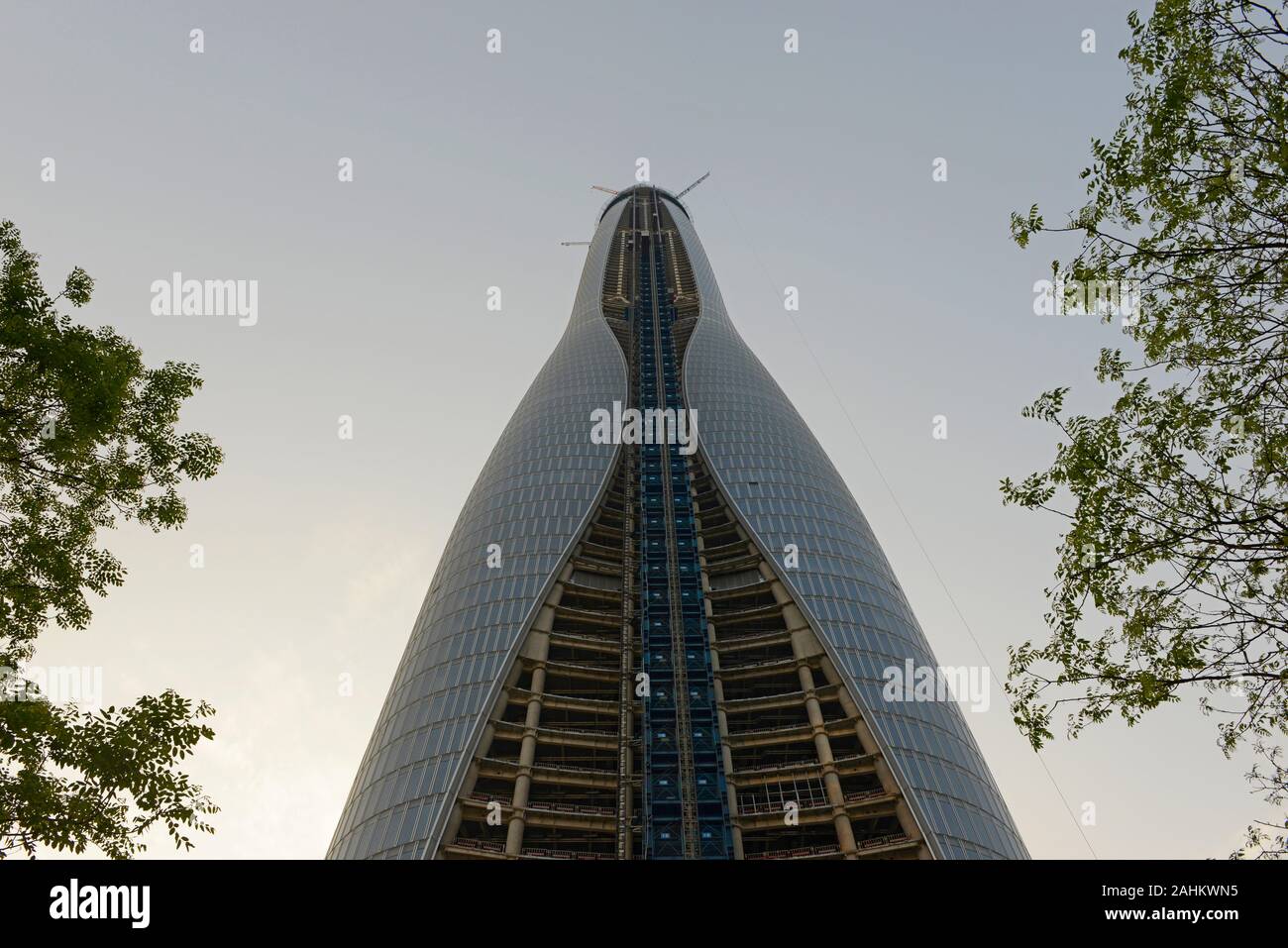 Chow Tai Fook Finance Centre in Binhai Area, Tianjin, ottavo edificio più alto in tutto il mondo quando è aperto, si avvicina al completamento su una soleggiata giornata di aprile. Foto Stock