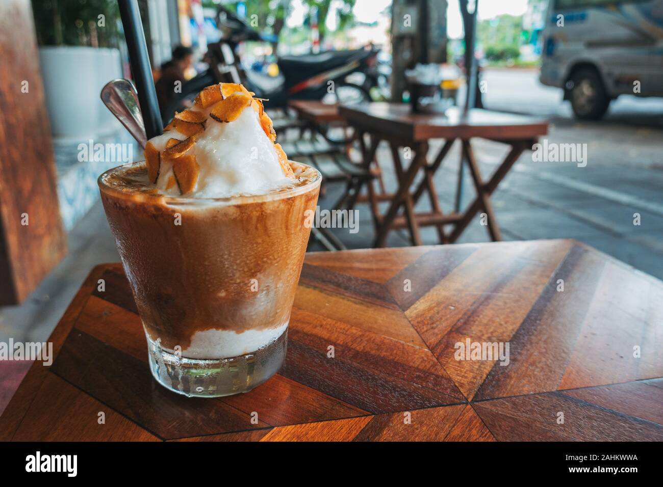 Un vietnamita-cocco stile caffè ghiacciato, servita presso una strada cafe ad Hanoi, Vietnam Foto Stock