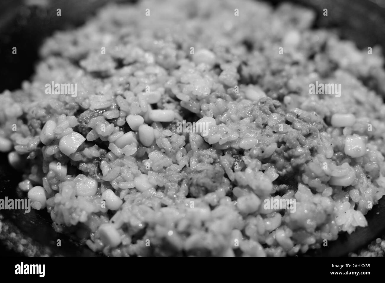 Giapponese di riso al curry sulla piastra sfrigolanti mescolato con carne di manzo e il mais Foto Stock