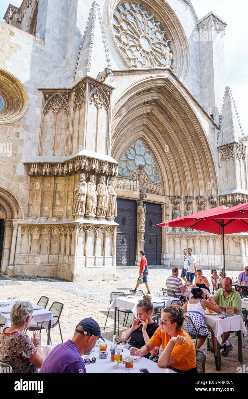 Tarragona Spagna Ispanica Catalogna Pla de la Seu, Basilica della Cattedrale Metropolitana, Basilica Catedral, architettura gotica, esterno, plaza, Piazza pubblica, ou Foto Stock