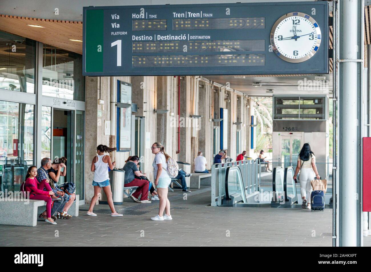 Tarragona Spagna ispanica Catalogna Renfe stazione ferroviaria, piattaforma 1, sistema di visualizzazione informazioni passeggeri, PID, uomo, ragazza, donna, teen, passeggero comm Foto Stock