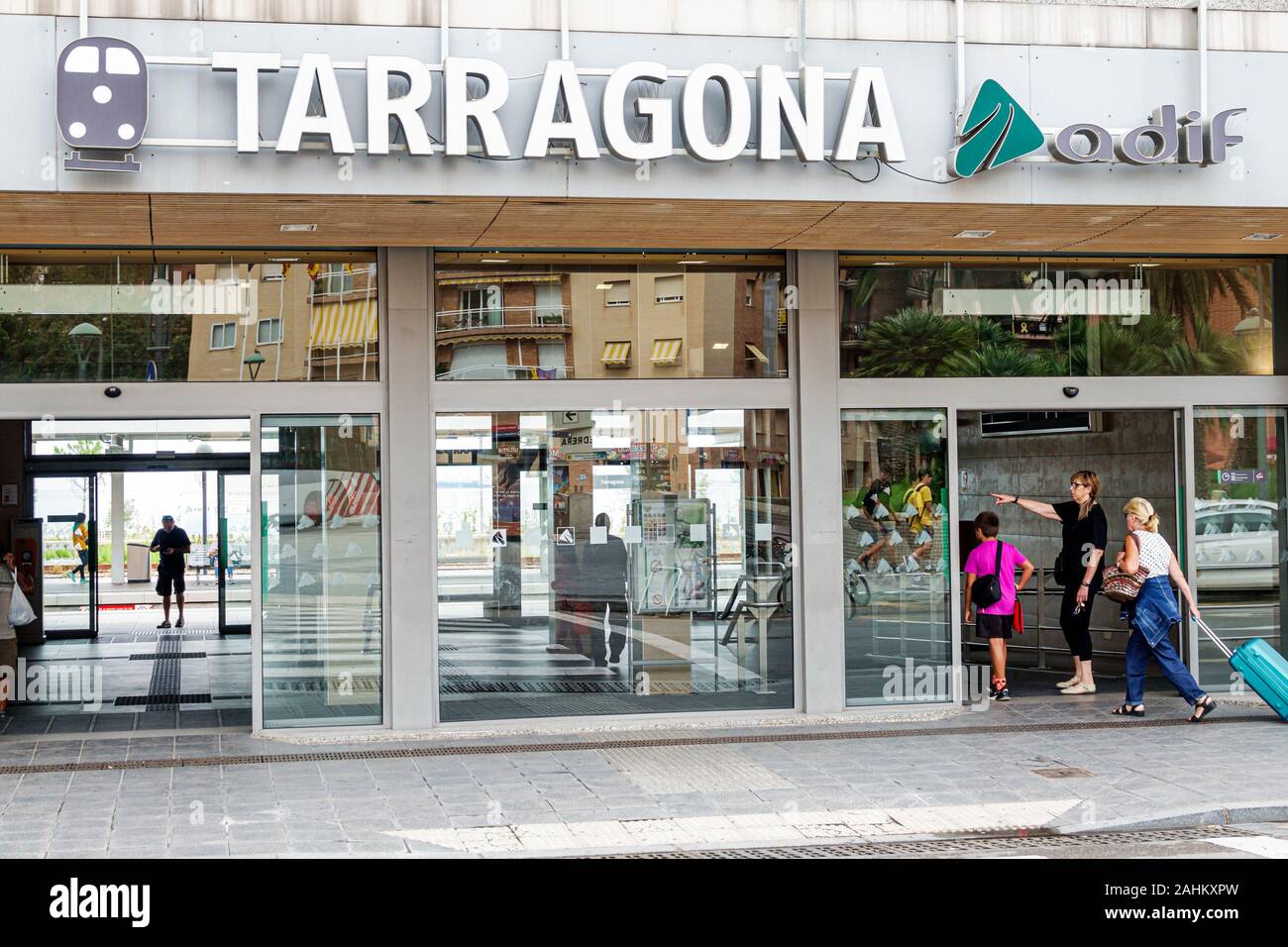 Tarragona Spagna ispanica Catalogna Renfe ADIF stazione ferroviaria, ingresso esterno, donna, ragazzo, trasporto bagagli, passeggero penduter, ingresso, ispanico, E. Foto Stock