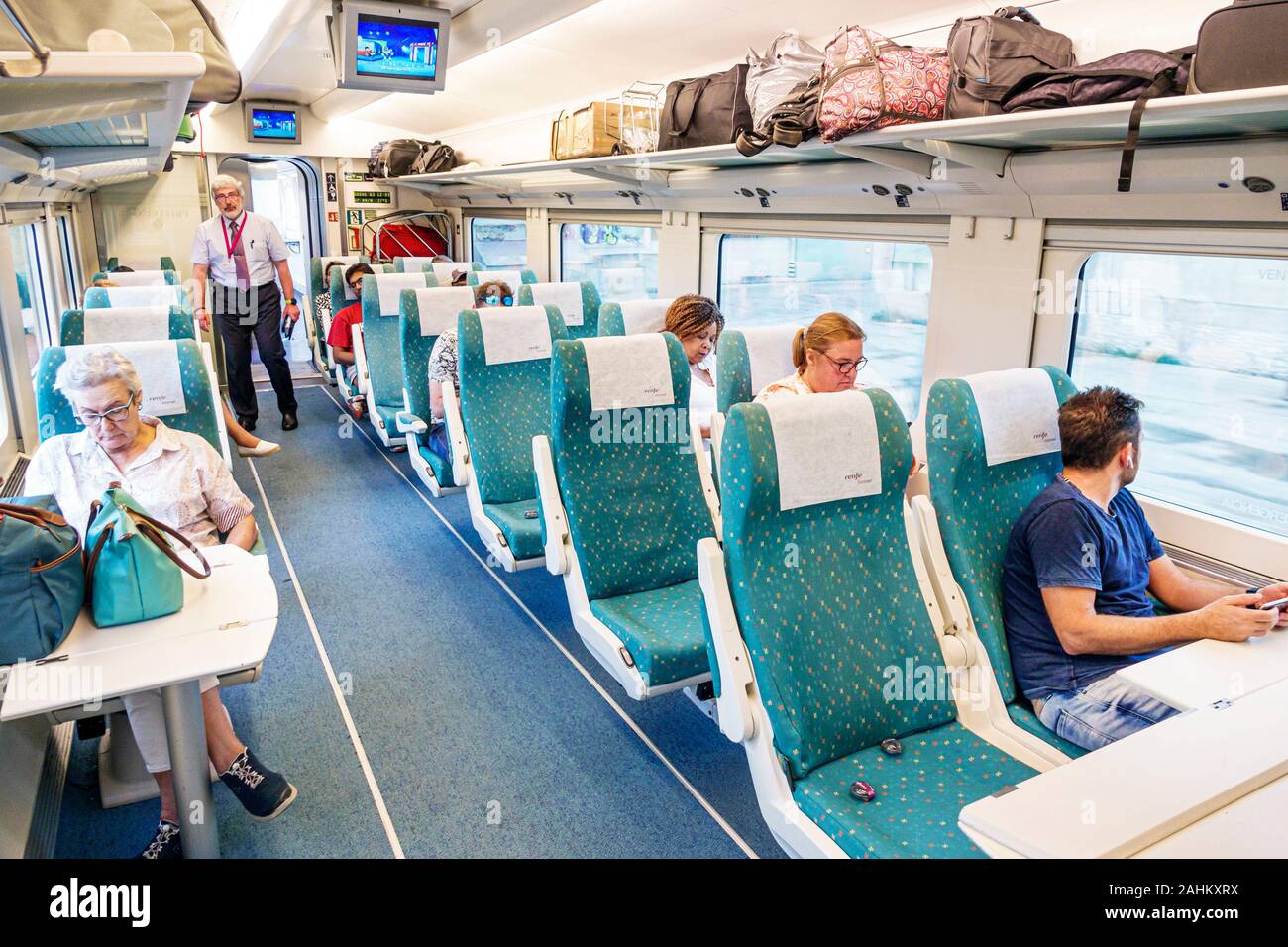 Spagna,treno Catalonia Renfe,cabina a bordo,interno,sedili,passeggeri pendolari riders,direttore,uomo,donna,ispanico,ES190827018 Foto Stock