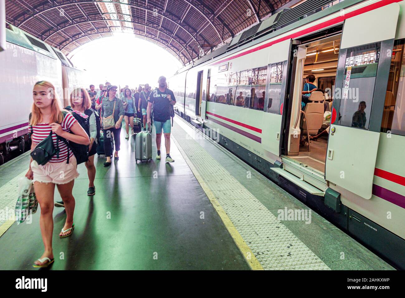 Valencia Spagna ispanica, piattaforma stazione ferroviaria Renfe, interno interno, passeggeri pendolari riders, traendo bagagli in movimento, arrivo, capolinea, Asia Foto Stock