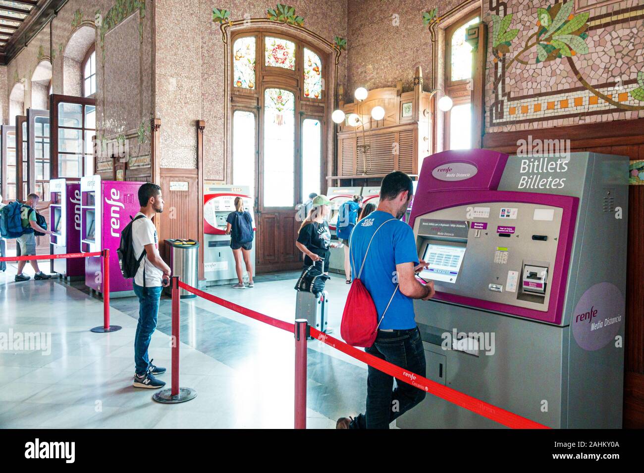 Valencia Spagna Ispanico,Estacio del Nord,stazione ferroviaria Renfe,interni,passeggeri pendolari riders,Art Nouveau,architetto Demetrio Ribes Foto Stock