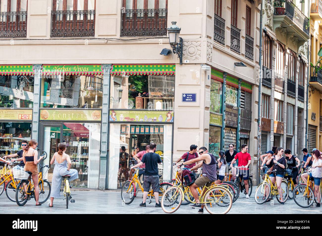 Valencia Spagna Ispanico, Ciutat Vella, città vecchia, quartiere storico, Plaza Placa de la Merce, piazza pubblica, la Fenitzia, negozio, zona pedonale, biciclette Foto Stock