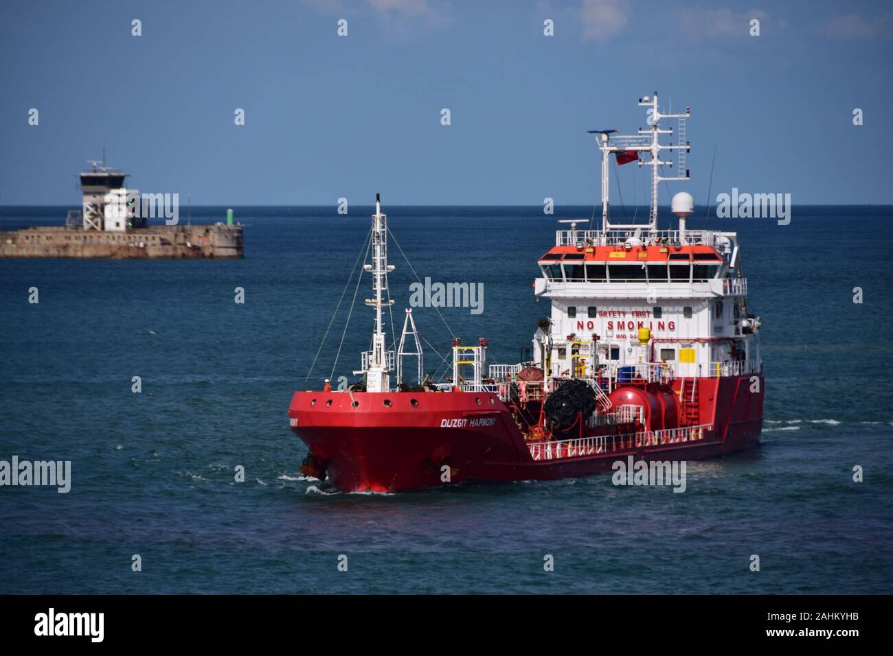 Duzgit armonia olio/Chimichiera IMO: 9445370 Dover Harbour, Kent, Regno Unito prima di bunkeraggio rifornimento / Fred Olsen nave da crociera Black Watch Foto Stock