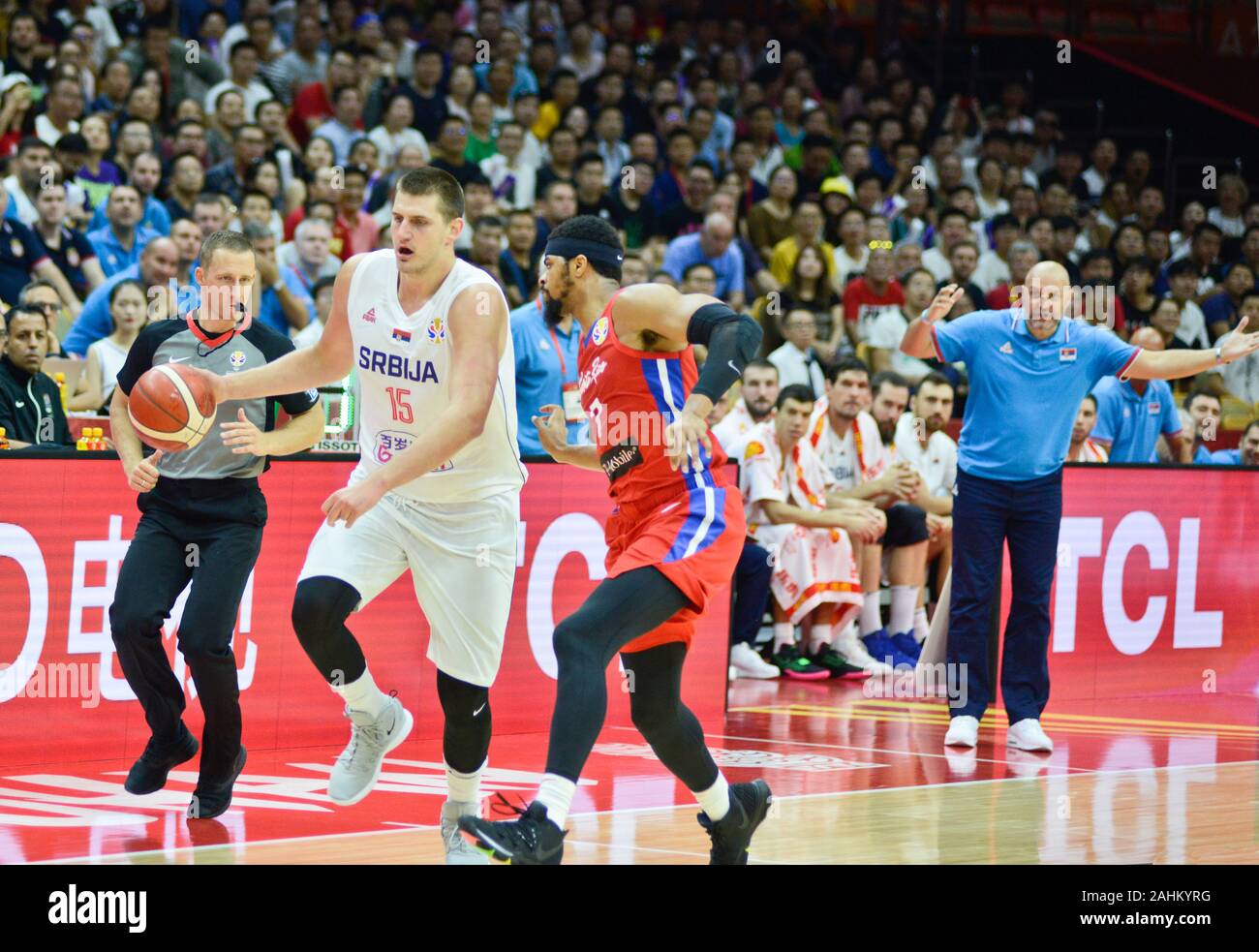 Nikola Jokic (Serbia squadra nazionale di basket) dribbling contro Puerto Rico. Mondo del basket Cup Cina 2019, secondo round Foto Stock