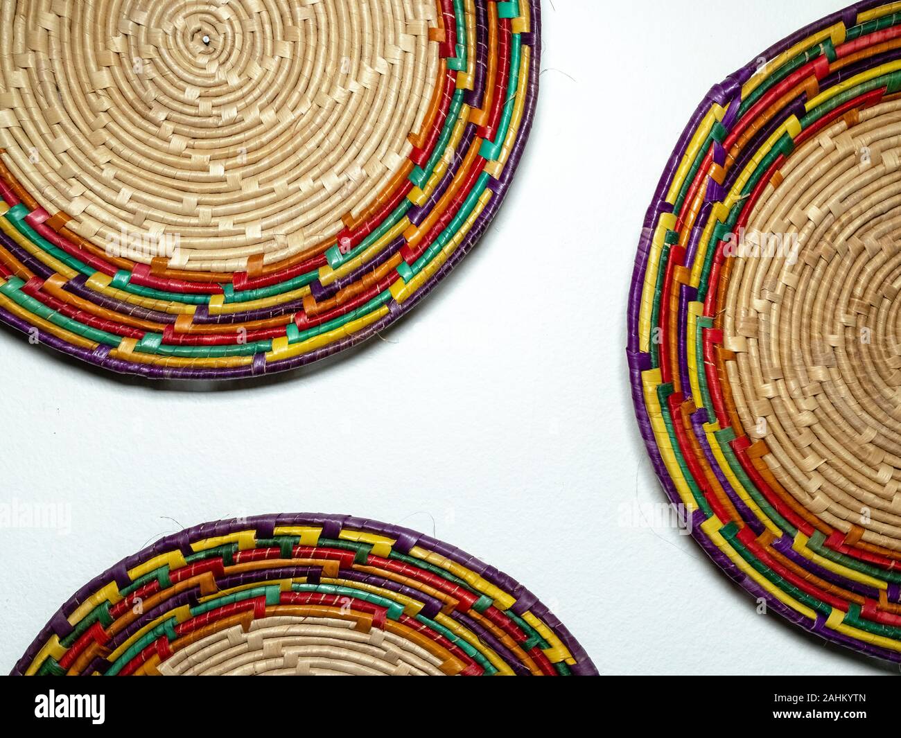 Parete decorazione realizzata con paglia in forma di cerchi colorati, Rio de Janeiro, Brasile Foto Stock