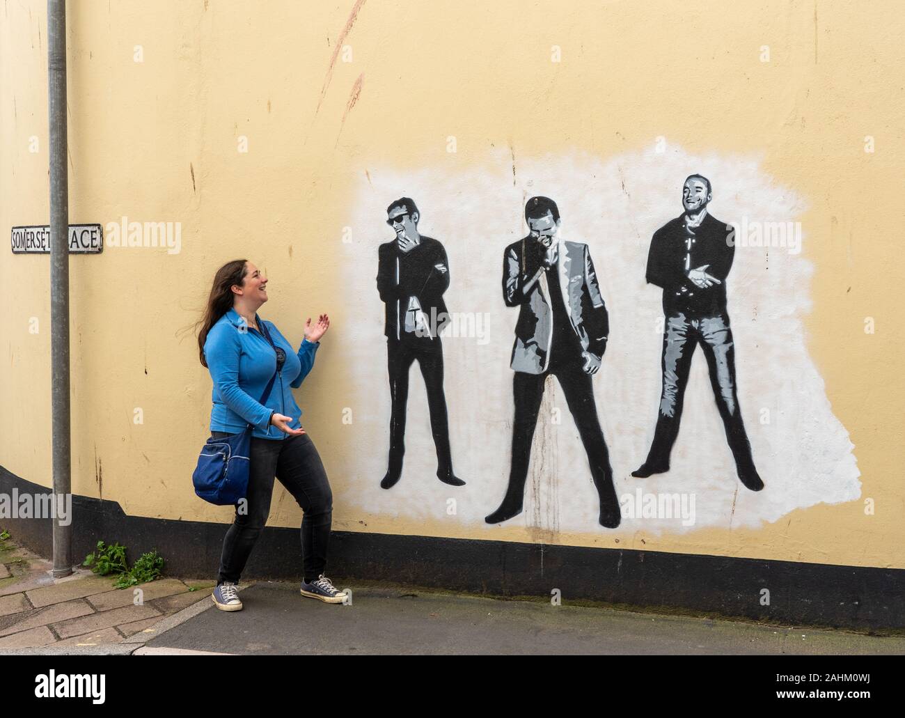 Teignmouth, Devon - 28 Settembre 2019: ripristinato il murale del gruppo MUSA di Mos Shaw su una parete in Teignmouth Foto Stock