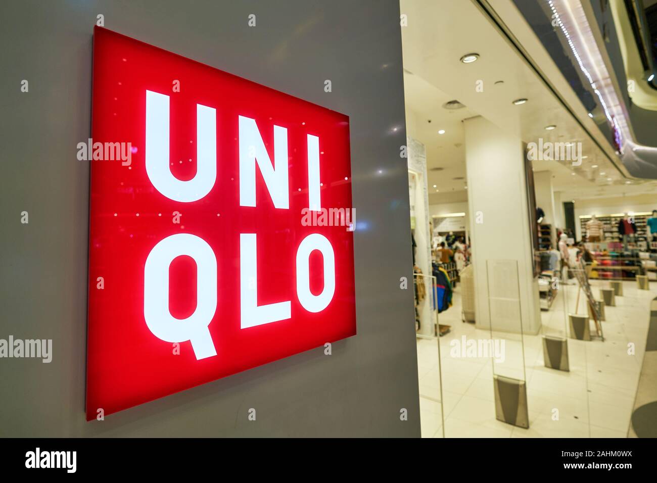 SINGAPORE - 03 Aprile 2019: Immagine ravvicinata di Uniqlo firmare visto in un centro commerciale per lo shopping di Singapore. Uniqlo è un giapponese di abbigliamento casual designer, produttore Foto Stock