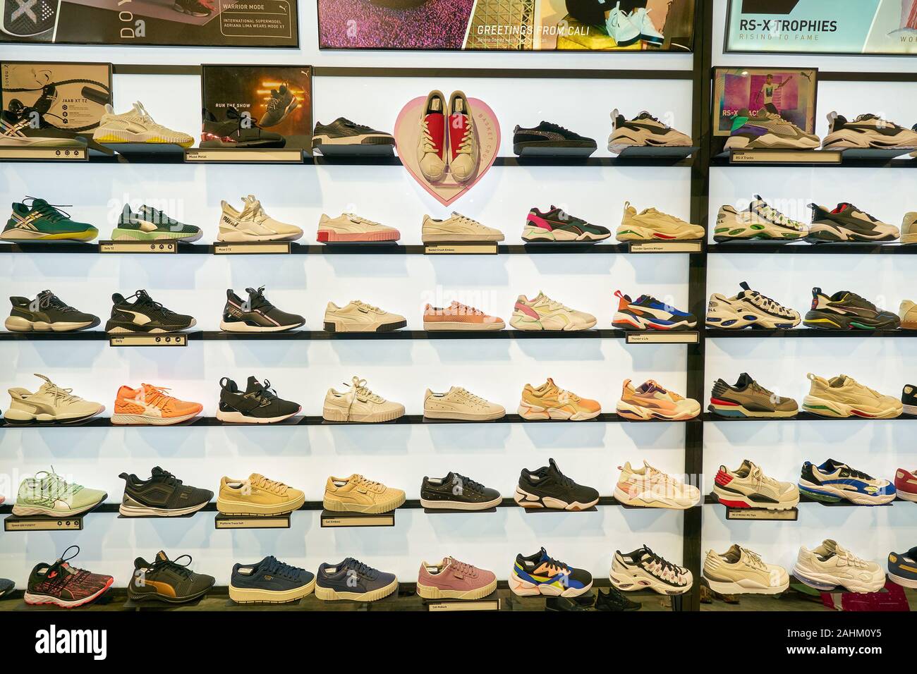 SINGAPORE - 03 Aprile 2019: scarpe sul display al negozio Puma presso un centro commerciale per lo shopping di Singapore. Foto Stock