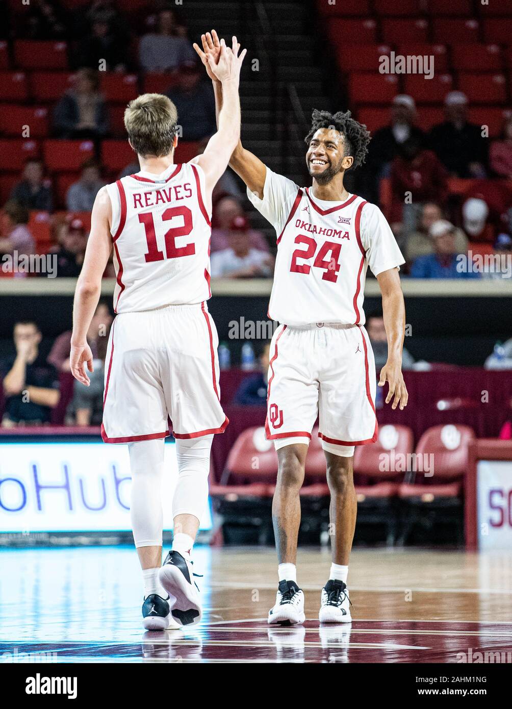 Norman, Oklahoma, Stati Uniti d'America. 30 Dic, 2019. Oklahoma Sooners guard Jamal Bieniemy (24) e di guardia Reaves Austin (12) alta cinque durante il gioco su Lunedi, 30 dicembre 2019 presso il Nobile Lloyd Center di Norman, Oklahoma. Credito: Nicholas Rutledge/ZUMA filo/Alamy Live News Foto Stock