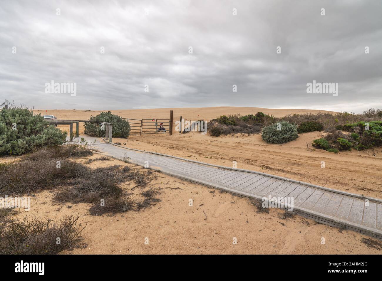 Il Boardwalk attraverso le dune di sabbia. Oceano, California Foto Stock