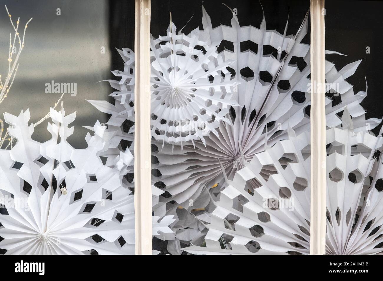 Carta di Natale decorazioni di fiocco di neve in una casa di vetro. A Chelsea, Londra, Inghilterra Foto Stock