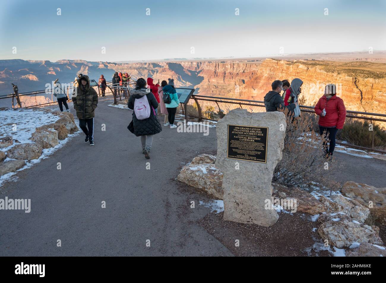 Un monumento in ricordo di un incidente aereo tra TWA e United Airlines presso il deserto vista torre di avvistamento nel Grand Canyon Foto Stock