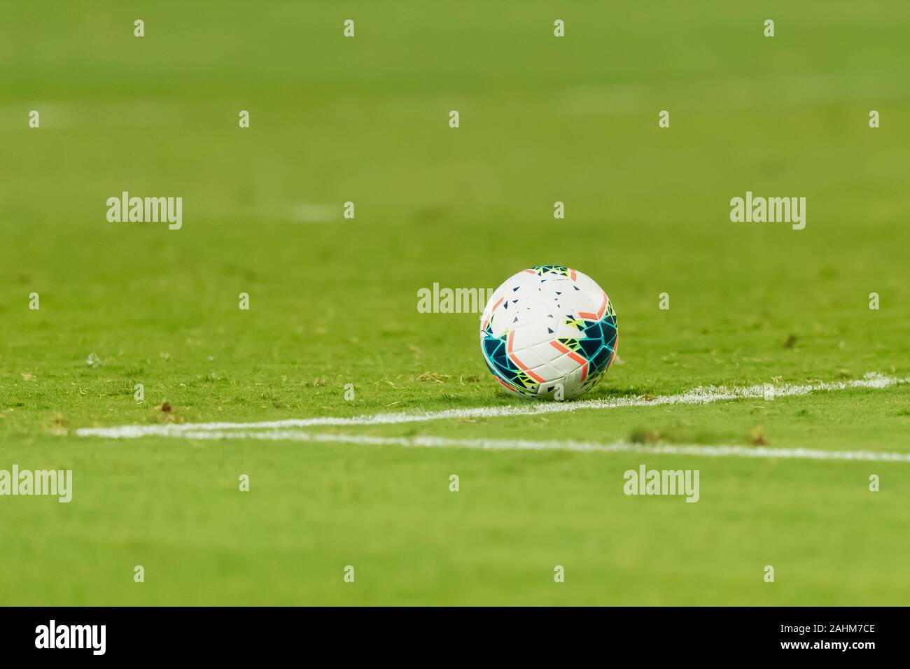Una singola bianco pallone da calcio su un prato verde con campo bianco marcature di linea Foto Stock