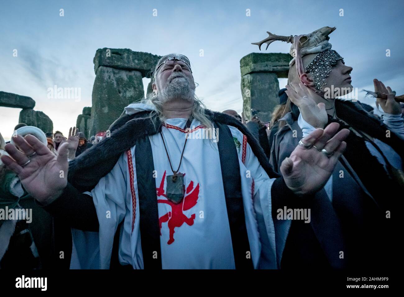 Solstizio d'inverno celebrazioni a Stonehenge. Migliaia di festaioli compresi giorno moderno druidi e pagani si riuniranno presso il sito di Stonehenge sulla Piana di Salisbury, Regno Unito. Foto Stock