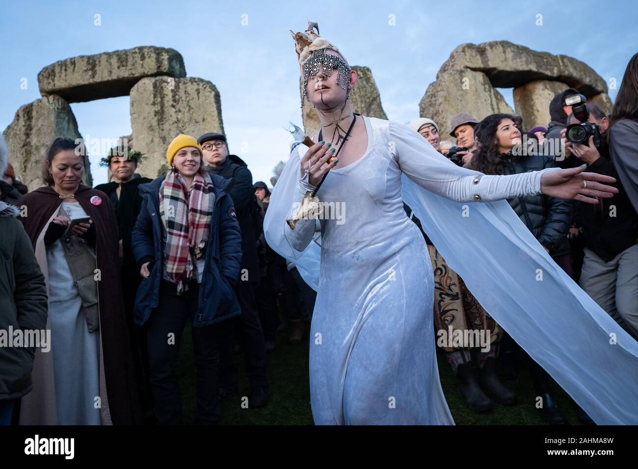 Solstizio d'inverno celebrazioni a Stonehenge. Migliaia di festaioli compresi giorno moderno druidi e pagani si riuniranno presso il sito di Stonehenge sulla Piana di Salisbury, Regno Unito. Foto Stock