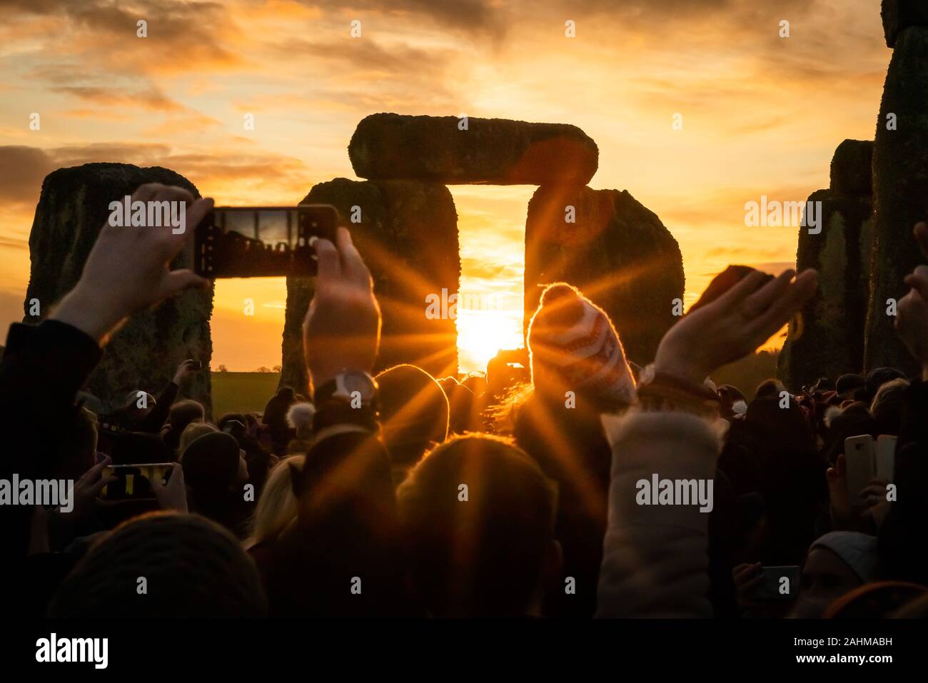 Solstizio d'inverno celebrazioni a Stonehenge. Migliaia di festaioli compresi giorno moderno druidi e pagani si riuniranno presso il sito di Stonehenge sulla Piana di Salisbury, Regno Unito. Foto Stock