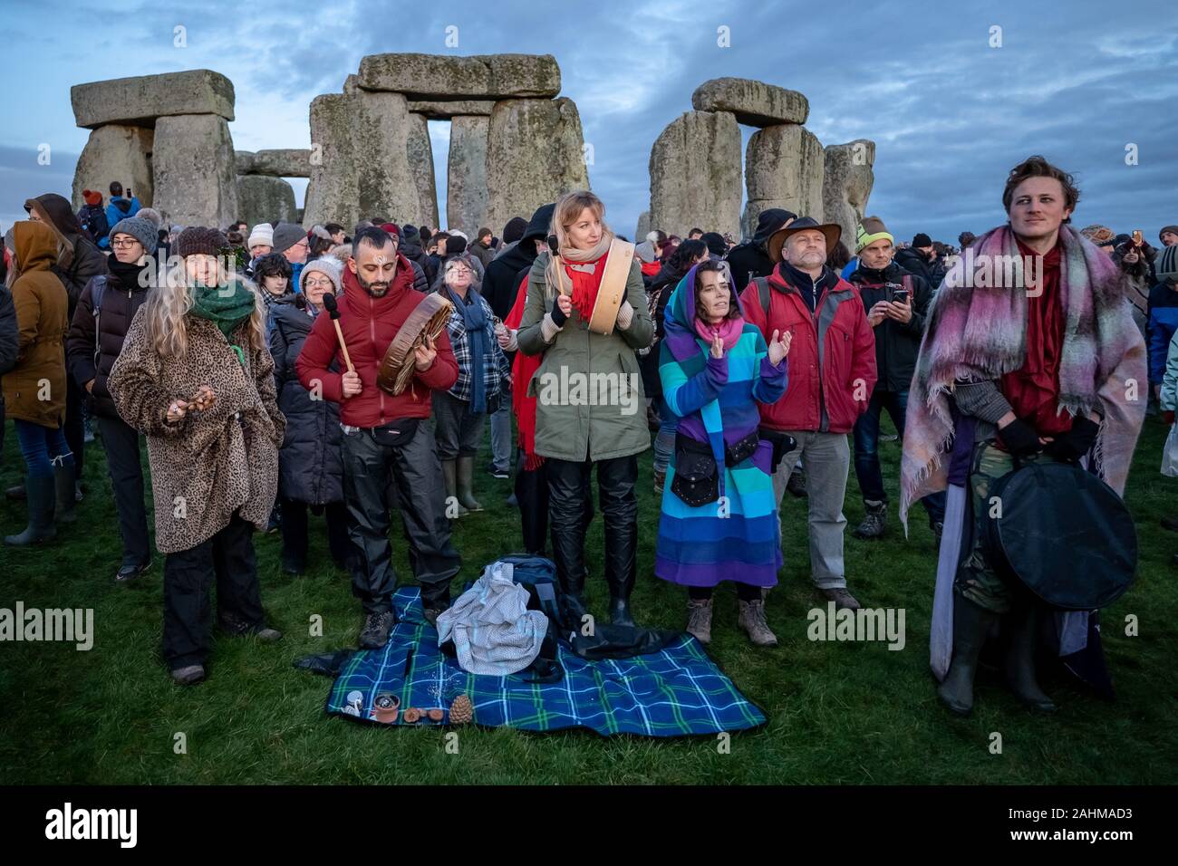 Solstizio d'inverno celebrazioni a Stonehenge. Migliaia di festaioli compresi giorno moderno druidi e pagani si riuniranno presso il sito di Stonehenge sulla Piana di Salisbury, Regno Unito. Foto Stock