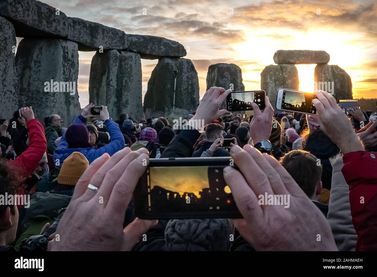 Solstizio d'inverno celebrazioni a Stonehenge. Migliaia di festaioli compresi giorno moderno druidi e pagani si riuniranno presso il sito di Stonehenge sulla Piana di Salisbury, Regno Unito. Foto Stock