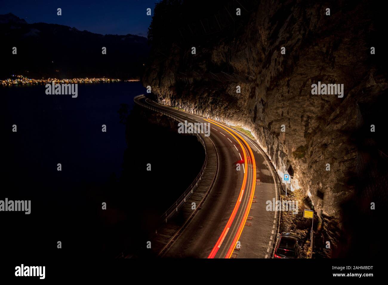 Lighttrails di s-strada curva lungo il lago di Thun durante le ore di colore blu Foto Stock