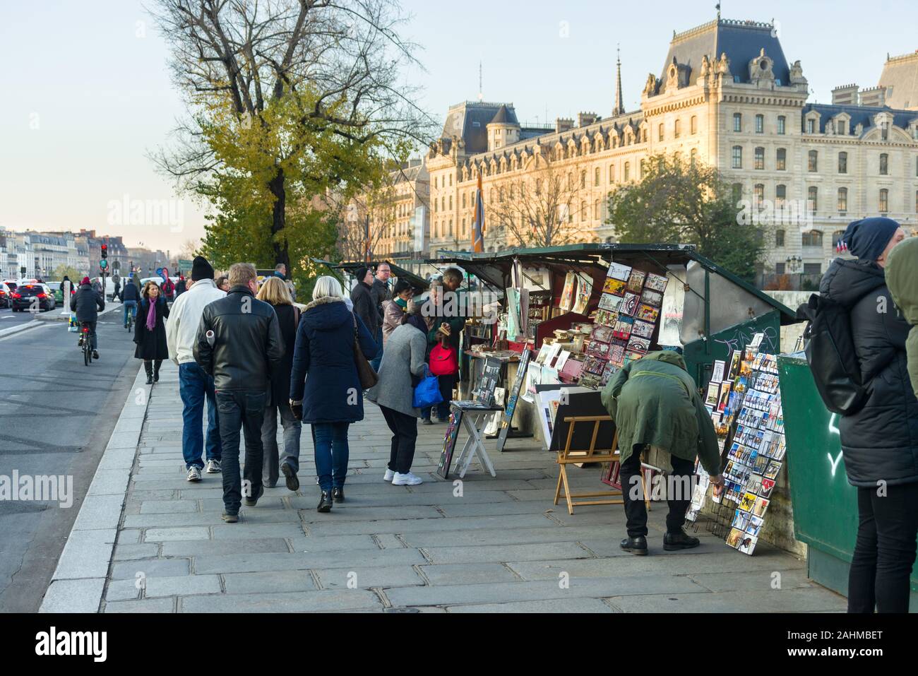 Righe di bancarelle sul Quai de Montebello la vendita di opere d'arte, regali e souvenir come persone a piedi passato, Parigi, Francia Foto Stock