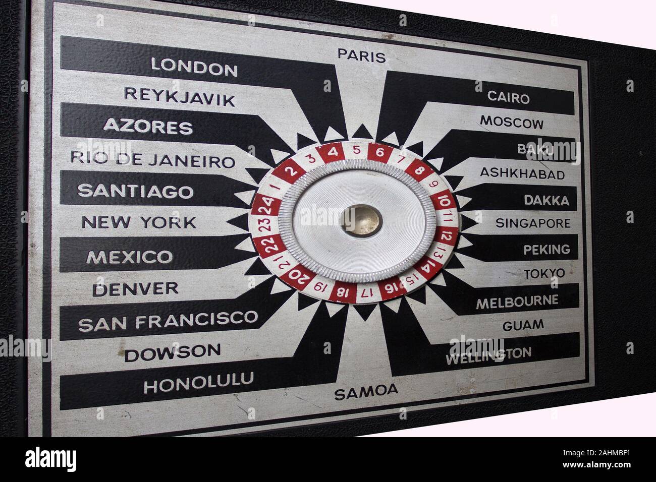 Città del mondo collegato sul mozzo-raggio tipo indicatore di una radio vintage. Foto Stock