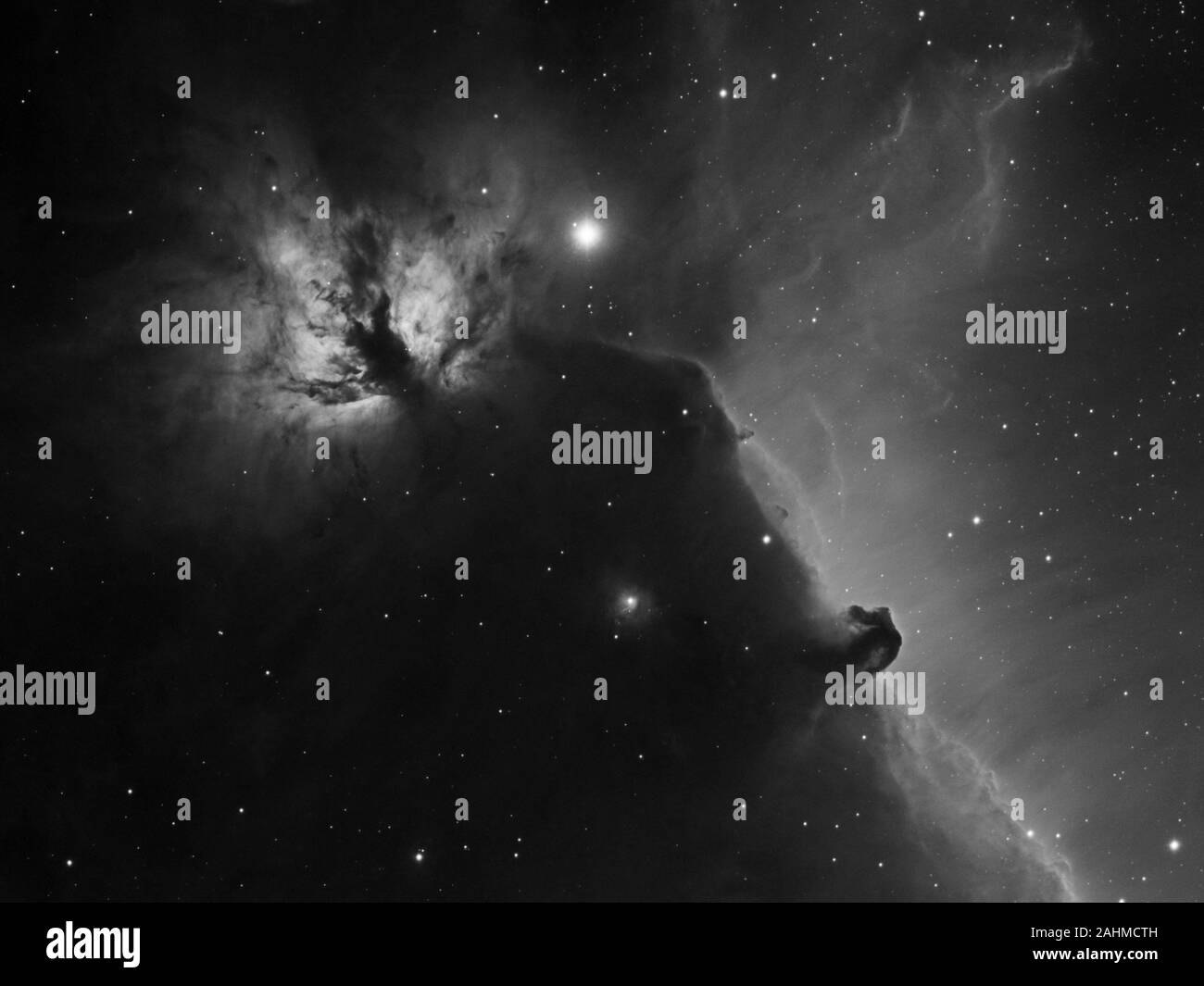 Spazio profondo oggetti nebulosa Fiamma (NGC 2024) e Horsehead Nebula (B33 all'interno di IC 434) nella costellazione di Orione. Questo amatoriali foto mostra idrogeno li Foto Stock