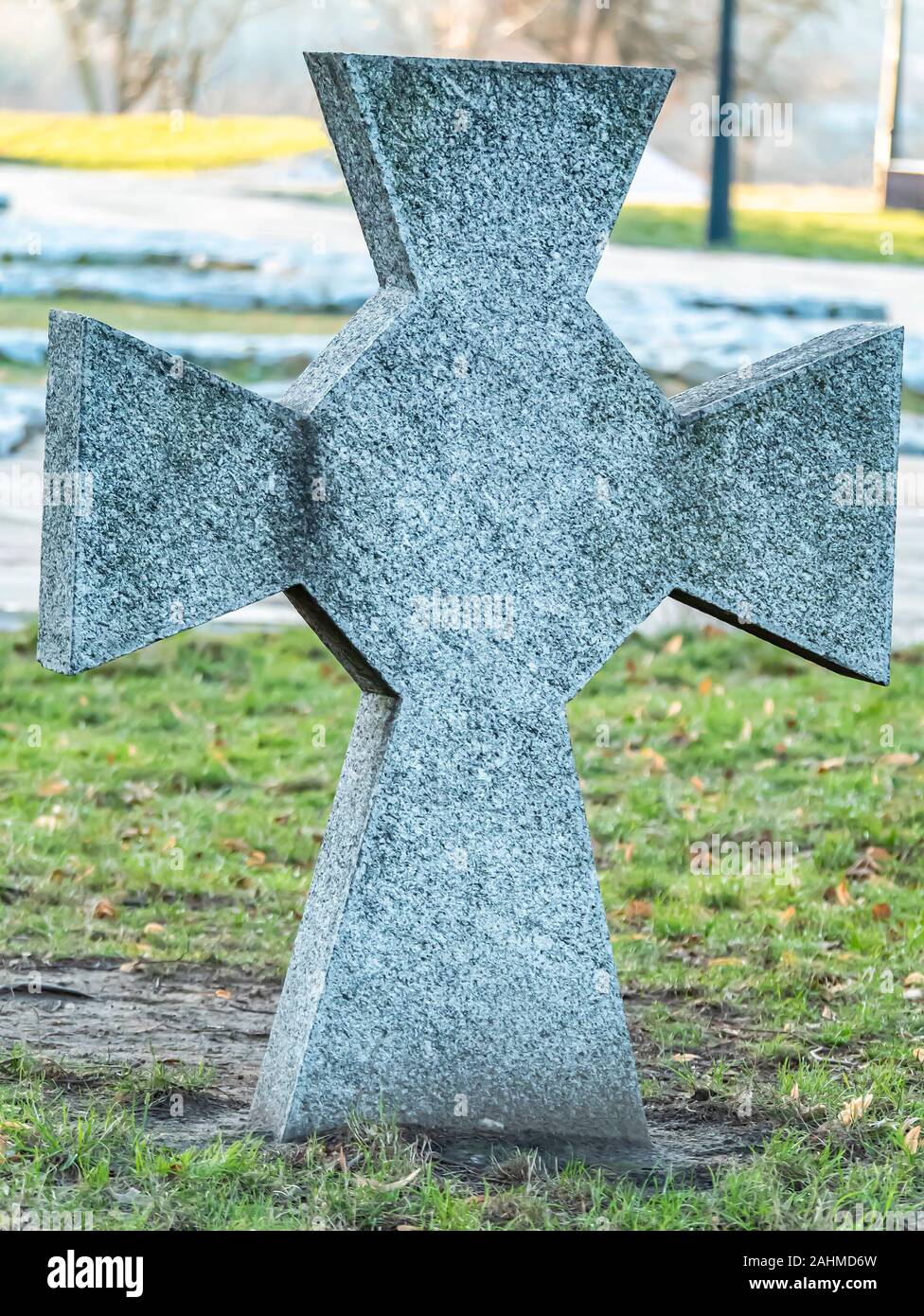 Granito croce ortodossa sulla terra. La religione. La tomba. Il cimitero. Rituale. Epifania. Simbolo. Immagine di sfondo. Kiev. Foto Stock