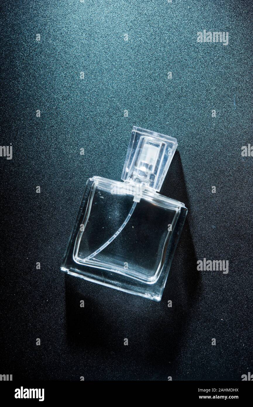 Svuotare la bottiglia di profumo vita del cantonale Foto Stock