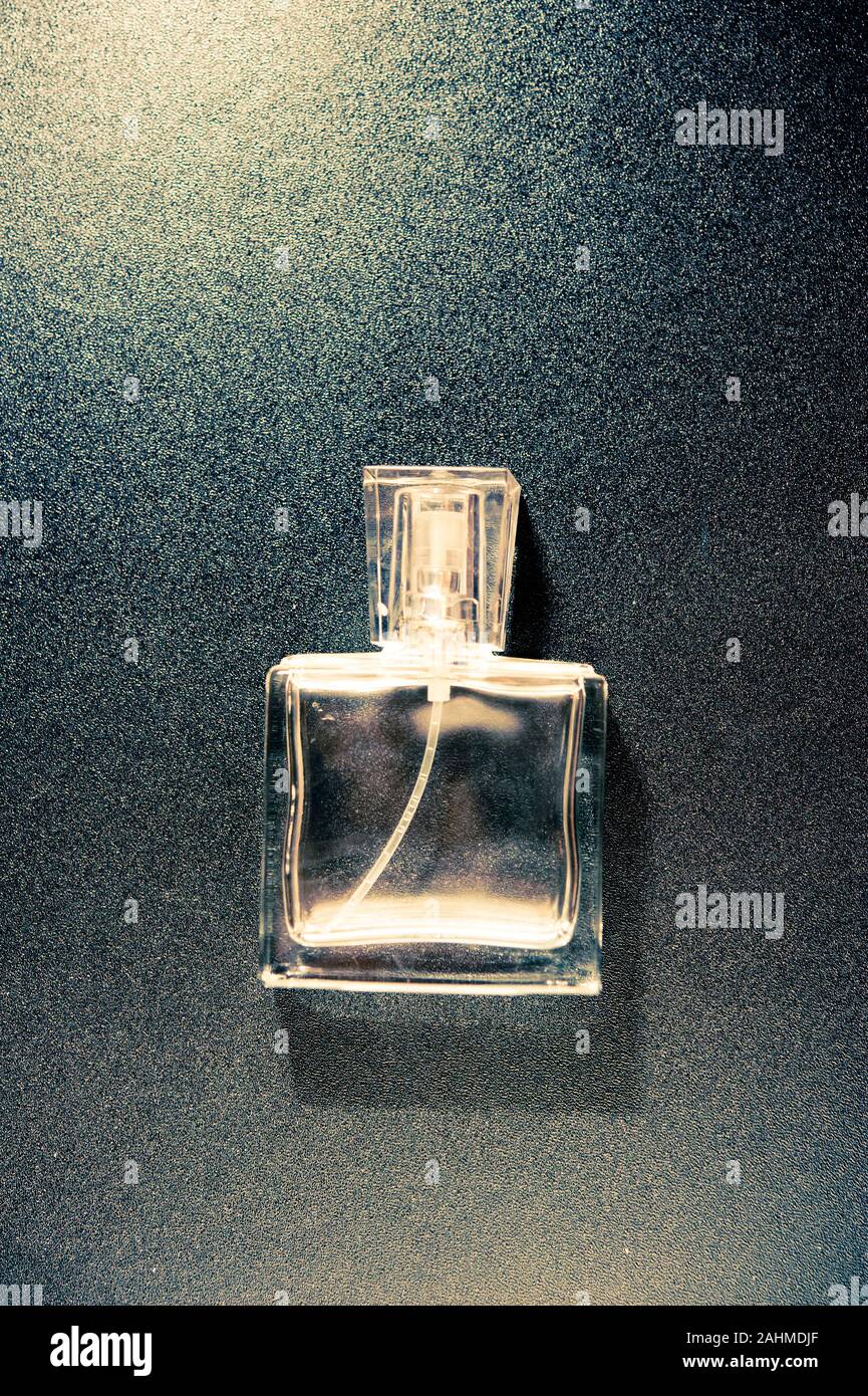 Svuotare la bottiglia di profumo vita del cantonale Foto Stock