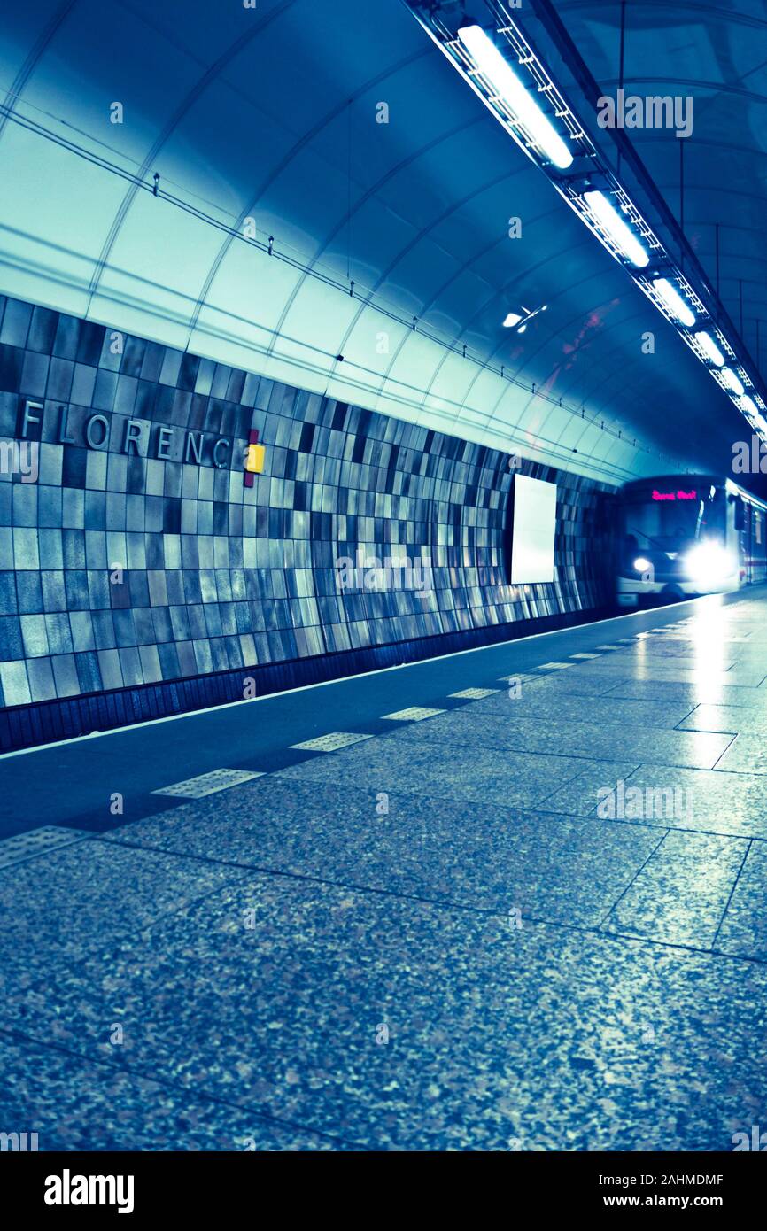 La stazione metropolitana di Florenc a Praga Repubblica Ceca, con un treno in arrivo Foto Stock
