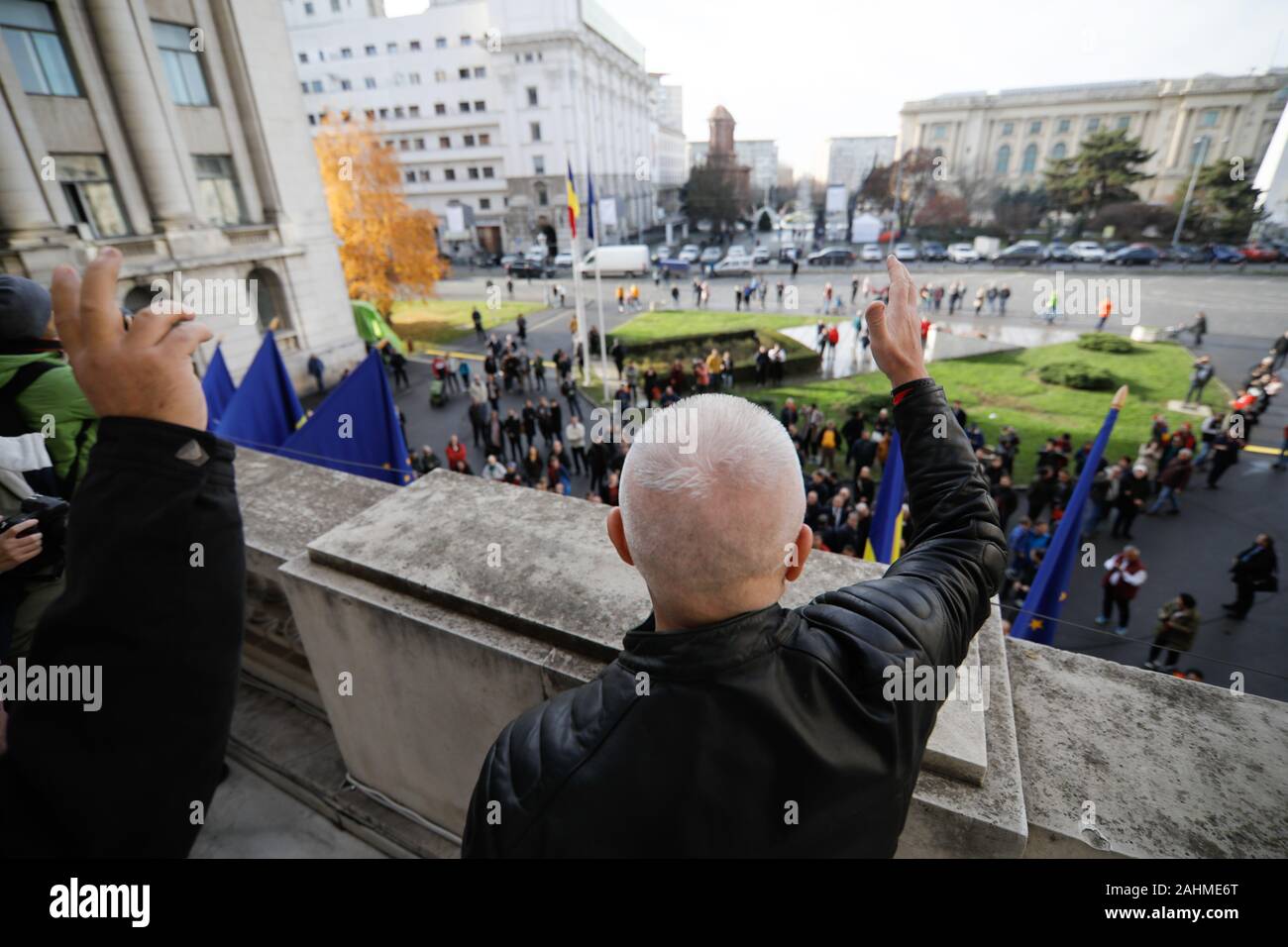 Persone allietare dal balcone dove Nicolae Ceausescu ha tenuto il suo ultimo discorso durante il rumeno anti rivoluzione comunista nel 1989. Foto Stock