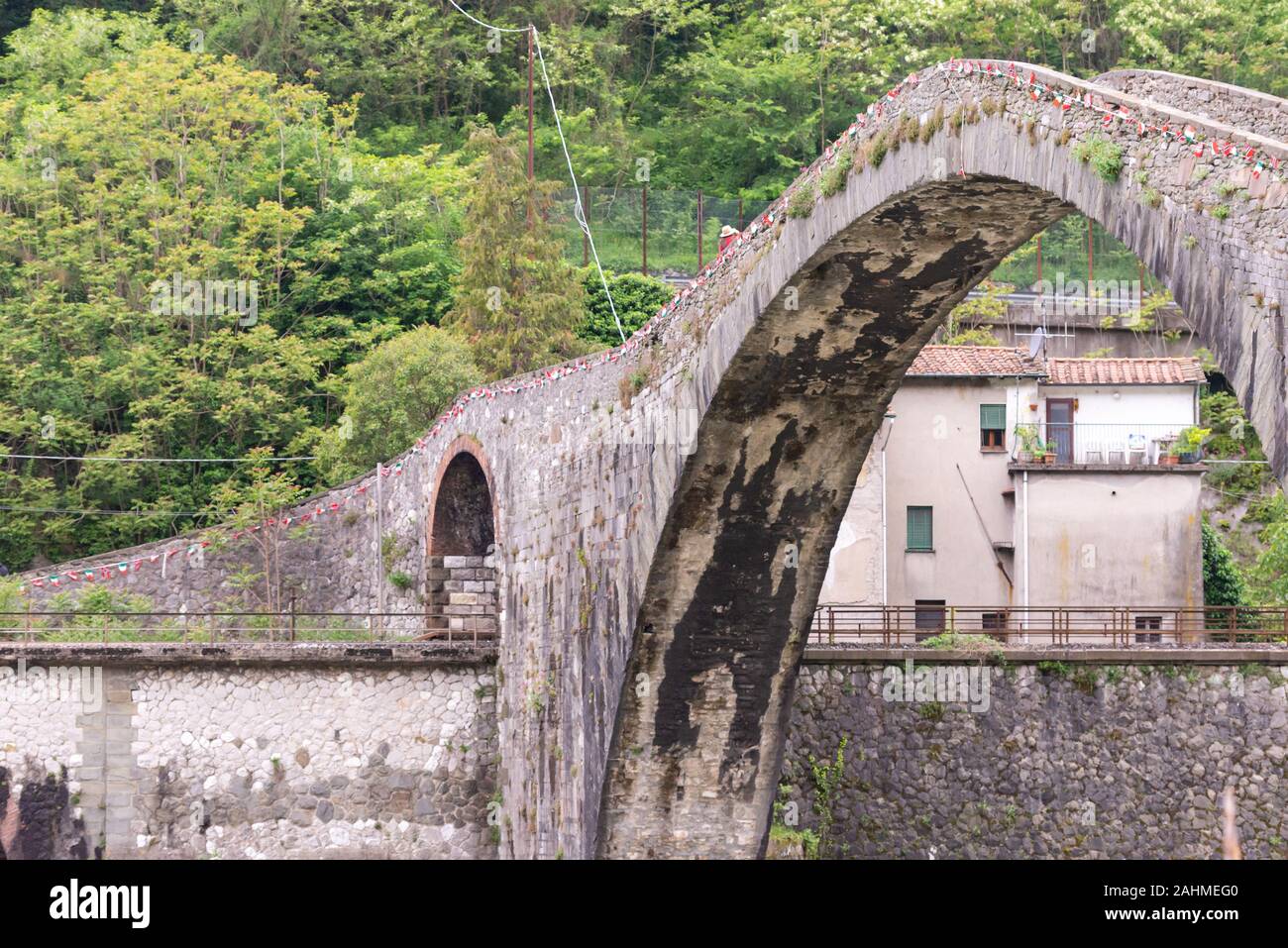 Ponte del diavolo. Ponte sul fiume in Toscana. Costruito nel 11 secolo. Foto Stock