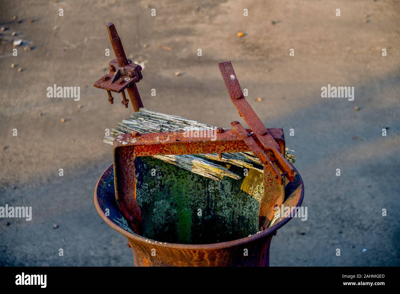 Abbandonato ex Era Vittoriana sito industriale, Walka opere idriche, ghisa stramazzo di acqua nella vasca di sedimentazione, Maitland, Australia Foto Stock