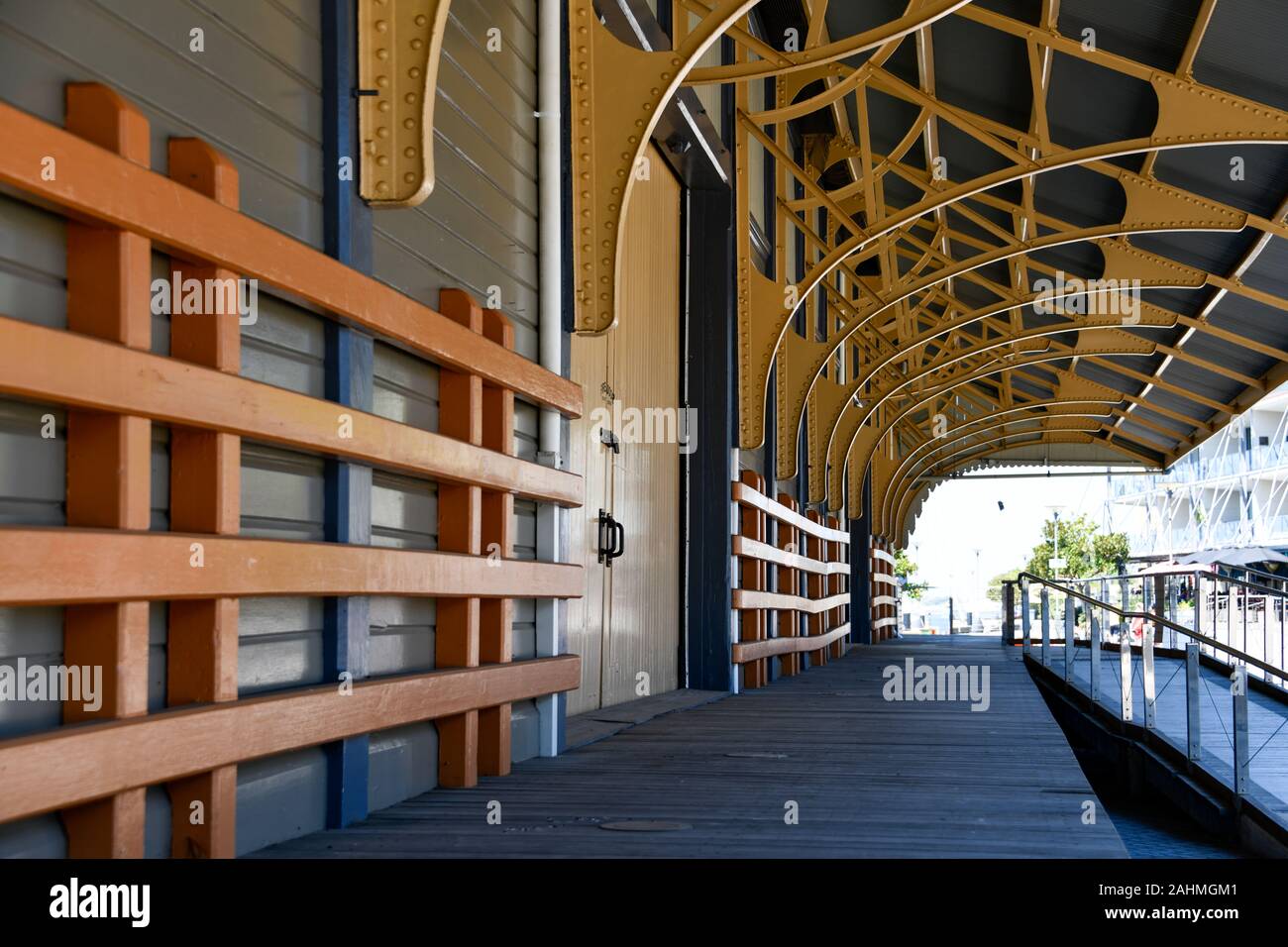 Vista da sotto il tendone di beni ripristinati capannone centro funzioni sul porto di Newcastle Waterfront Foto Stock