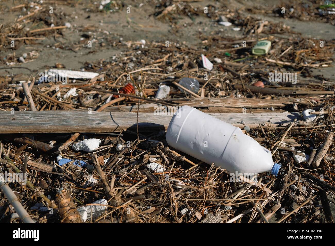 I contenitori in plastica sulla selvaggia costa del mare inquinato,ecosistema pianeta concetto di salvataggio Foto Stock