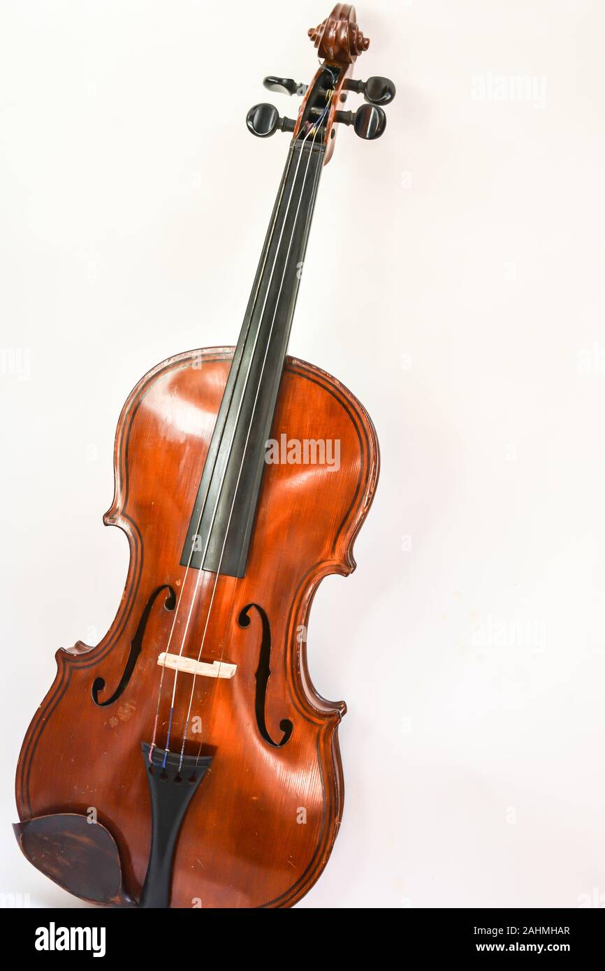 Vecchio violino tedesco. Un corde dello strumento musicale originariamente da Sassonia all'inizio del XIX secolo. Foto Stock