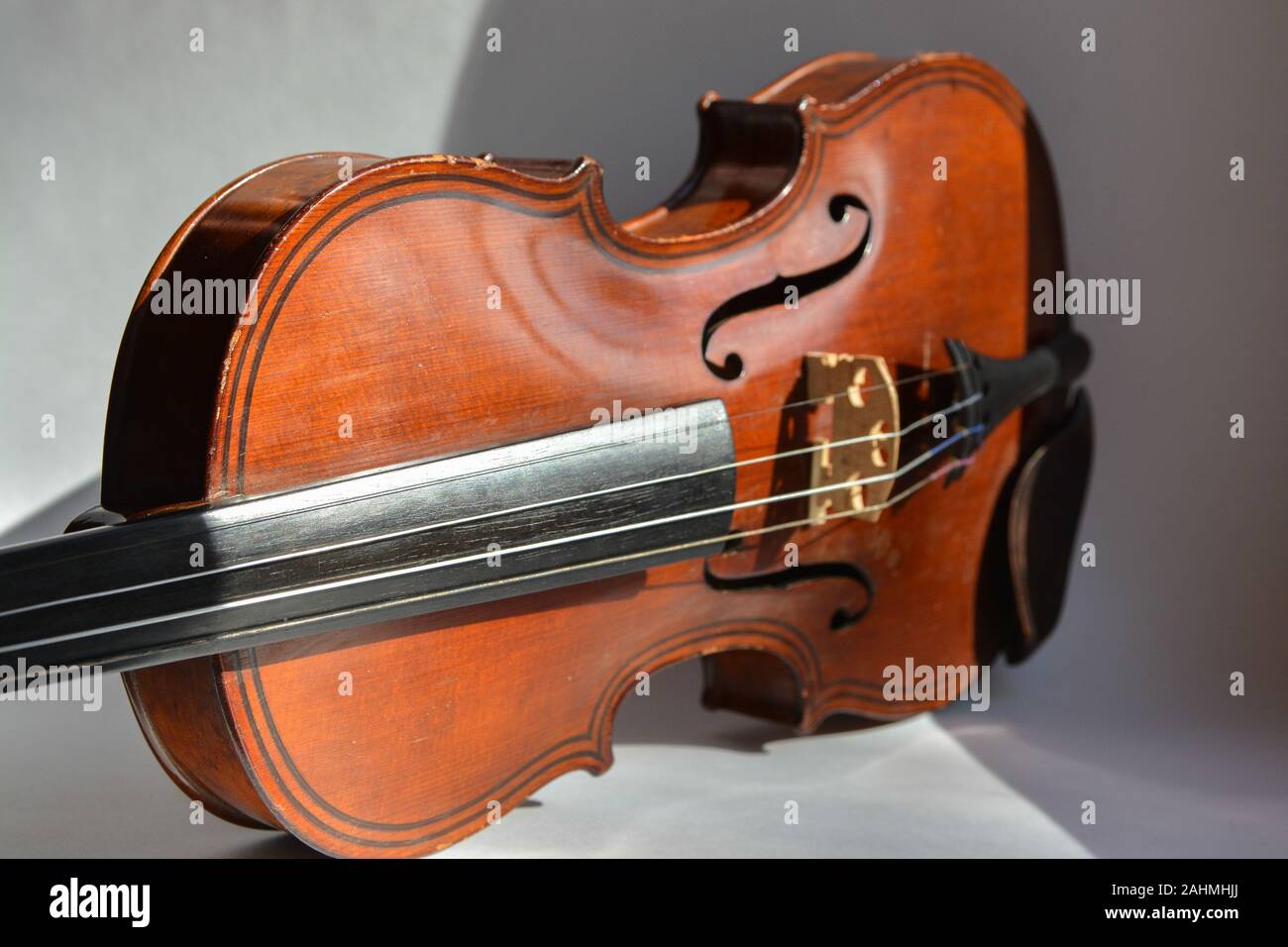 Vecchio violino tedesco. Un corde dello strumento musicale originariamente da Sassonia all'inizio del XIX secolo. Foto Stock