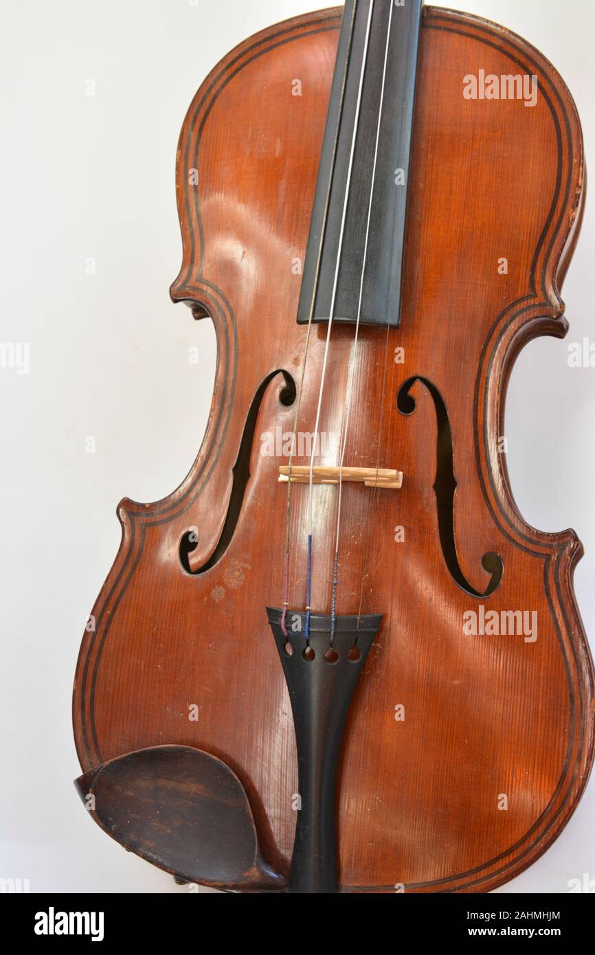 Vecchio violino tedesco. Un corde dello strumento musicale originariamente  da Sassonia all'inizio del XIX secolo Foto stock - Alamy
