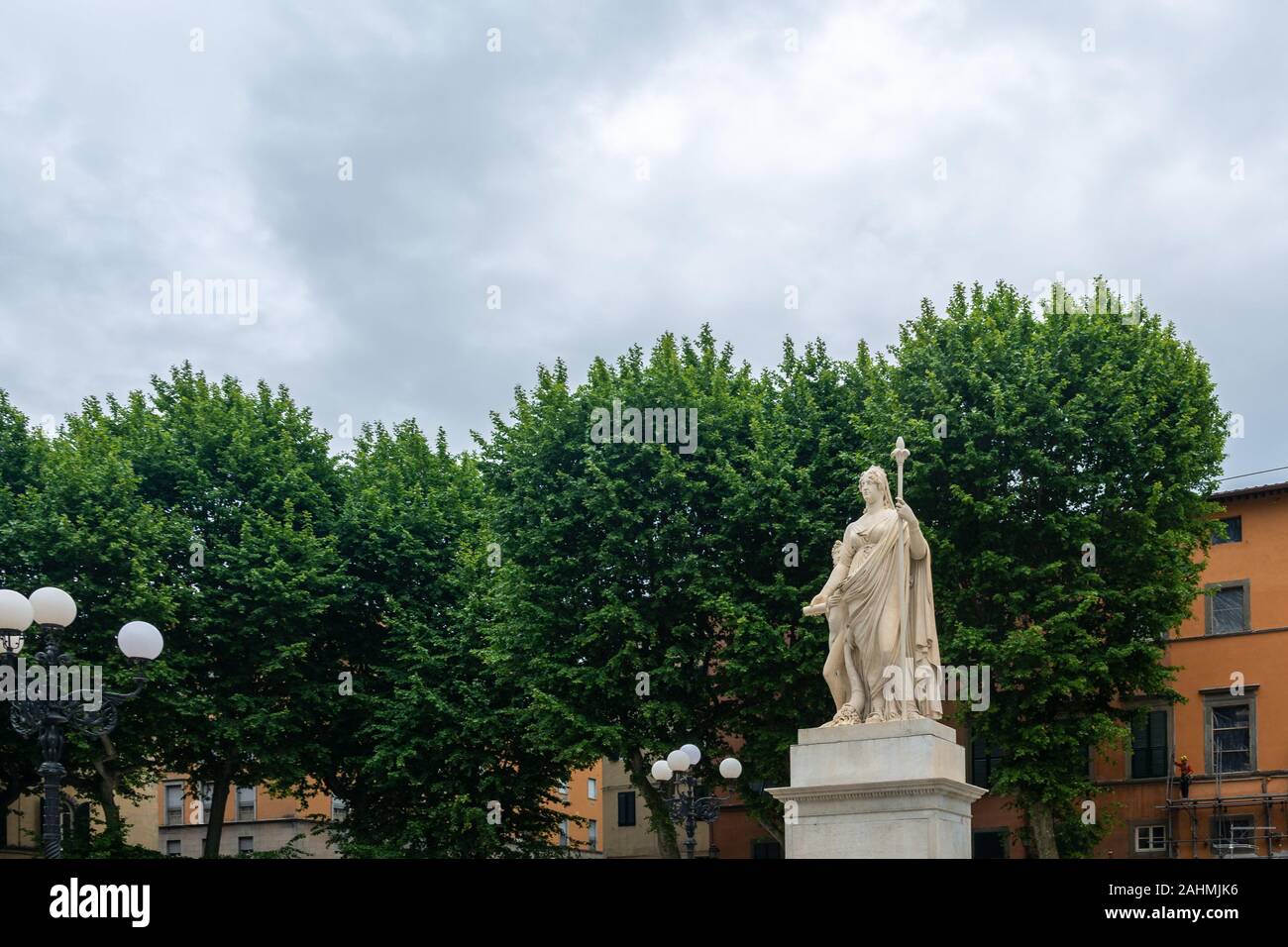 Lucca, Italia - Giugno 6, 2019 : Piazza Napoleone, conosciuta dai locali come la Piazza Grande, è stata dedicata a Napoleone da sua sorella Elisa Bonaparte Baciocchi. Th Foto Stock