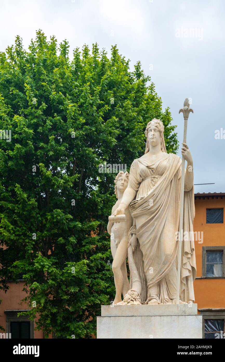 Piazza Napoleone, conosciuta dai locali come la Piazza Grande, è stata dedicata a Napoleone da sua sorella Elisa Bonaparte Baciocchi. Il monumento è dedicato al Mar Foto Stock