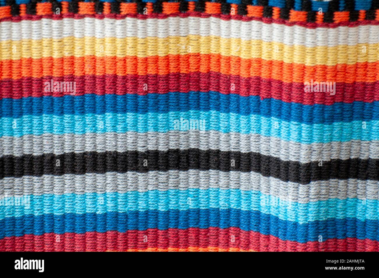 Primo piano della maglia in tessuto tessile con sfondo anche distanziati fili di ordito e fili di trama Foto Stock