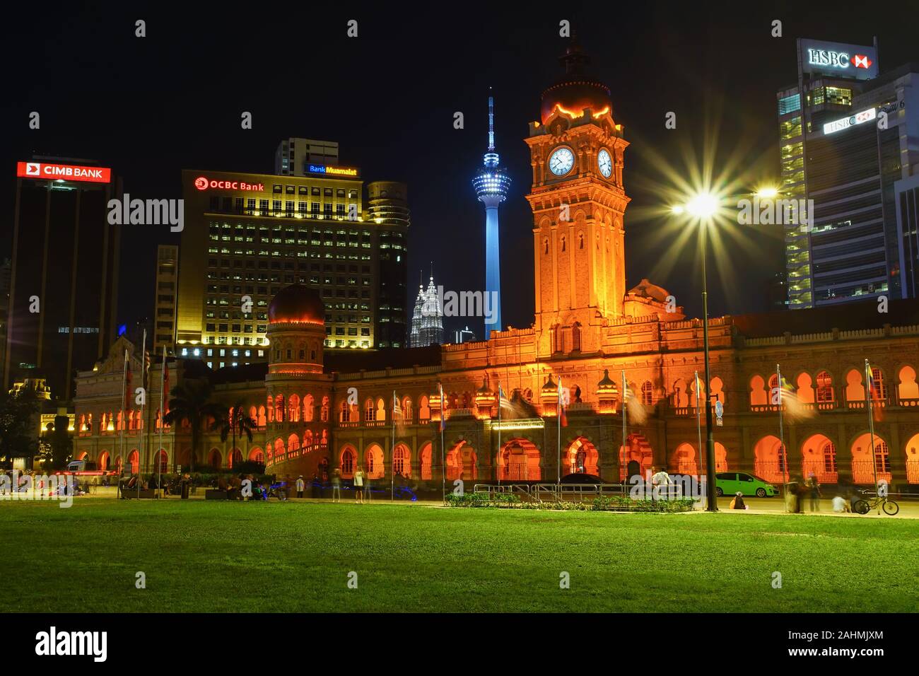 Kuala Lumpur, Malesia - 8 Novembre 2019: Palazzo Sultano Abdul Samad con dalla torre di Kuala Lumpur e Petronas Tower in background. Foto Stock