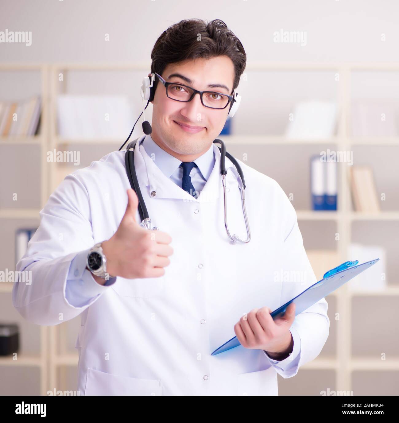 Il giovane medico nel concetto medico Foto Stock