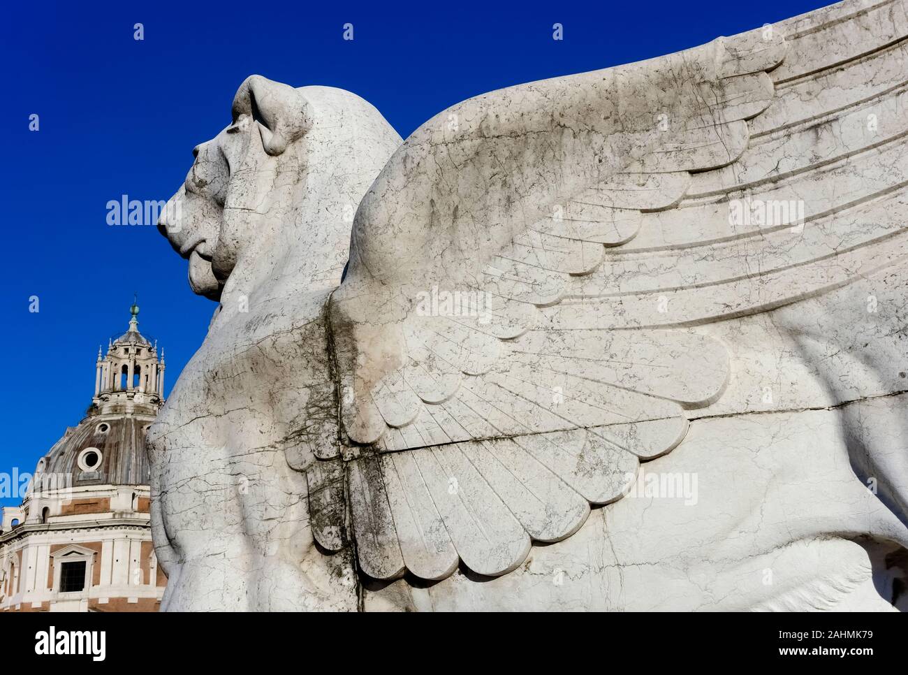 Statua del leone alato, monumento a Vittorio Emanuele II Altare della patria. Sullo sfondo cupola della Chiesa Santa Maria di Loreto. Roma, UE. Primo piano Foto Stock